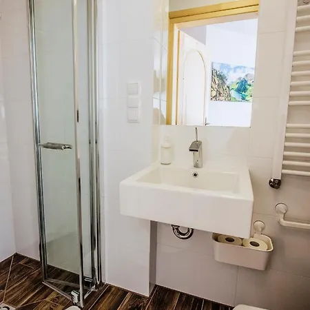 Goralski Przystanek Jacuzzi & Sauna - Dom Dla 17 Osob ビャウィ・ドゥナイェツ